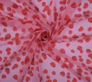 Jedwabny muślin - płatki róż na różowym tle