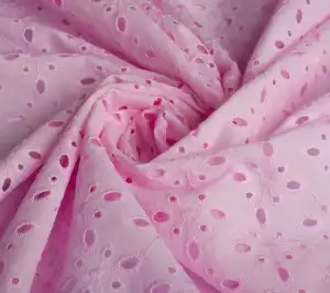 Tkanina bawełniana haftowana ażurowa - jasno różowa Resztka 100 cm x 140 cm